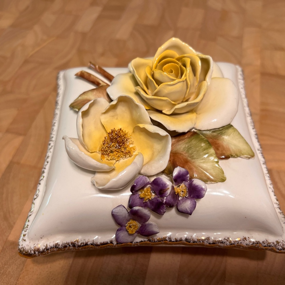 Vintage Vee Jackson ceramic trinket jewelry box